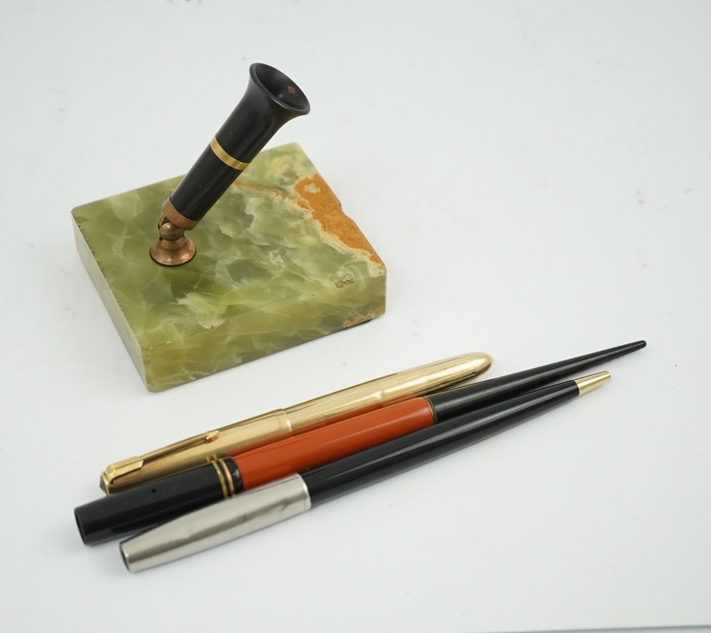 A Parker Duofold pen with desk base plus '51' desk pens, etc. (4)